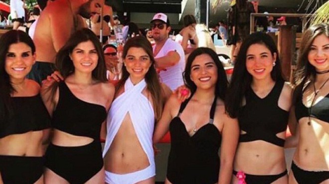 Emma mặc áo bơi trắng, chụp ảnh cùng các cô bạn gái. Ảnh: Twitter