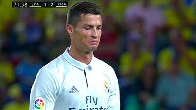 Ronaldo tỏ vẻ không phục khi bị thay ra.