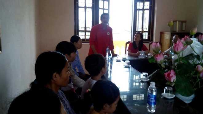 Anh Mai Văn Trường – Chủ tịch Hội Chữ Thập đỏ huyện Kim Sơn phát biểu tại buổi lễ trao quà.