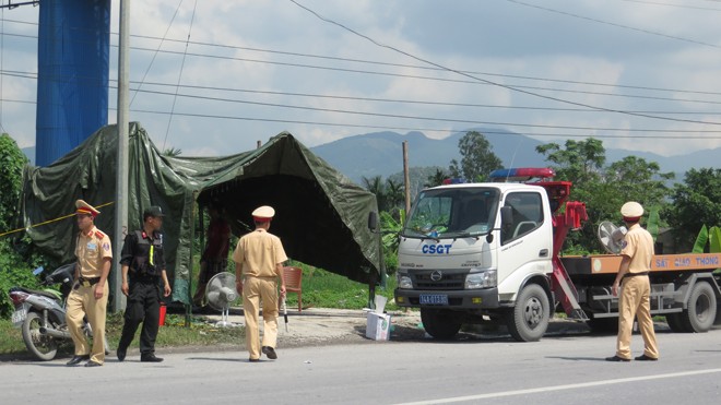 Một số hình ảnh CSGT phối hợp lực lượng Cảnh sát Cơ động lập chốt kiểm soát tại các cửa ngõ ra vào Quảng Ninh.