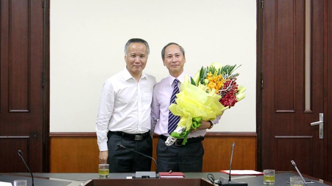 ông Nguyễn Trường Sơn (phải), nguyên Phó Chánh Văn phòng Bộ được điều động giữ chức vụ Phó Vụ trưởng Vụ Thi đua khen thưởng.