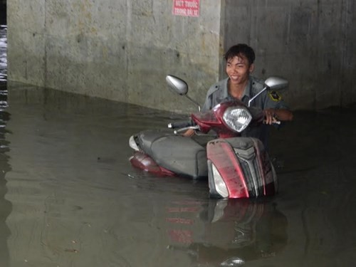 Cả nghìn xe máy tại bãi xe trên đường Nguyễn Siêu (quận 1) bị nhấn chìm trong cơn mưa chiều tối qua.