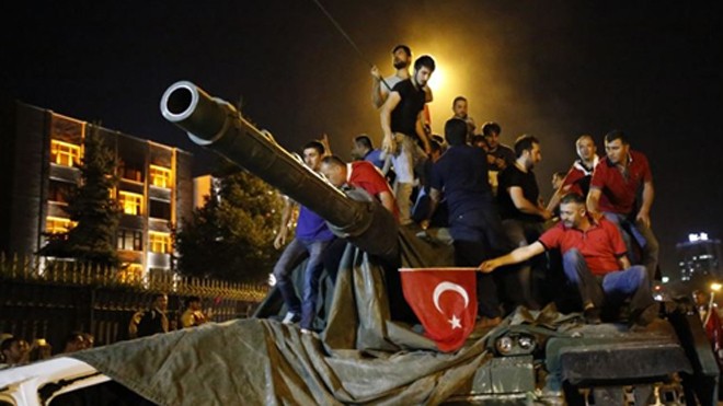 Người dân Thổ Nhĩ Kỳ trèo lên xe tăng của phe đảo chính. Ảnh: Reuters.