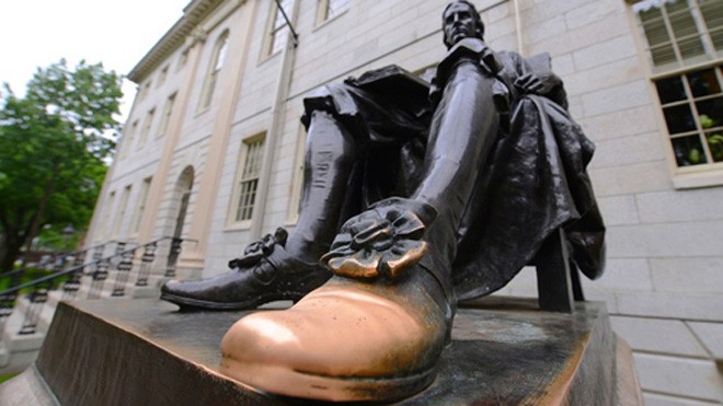 Bức tượng John Harvard, người sáng lập ra trường. Ảnh: Boggling Facts