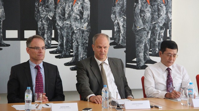 Đại sứ CHLB Đức tại Việt Nam Christian Berger (giữa) tại buổi họp báo nhân dịp Quốc khánh Đức 3/10.