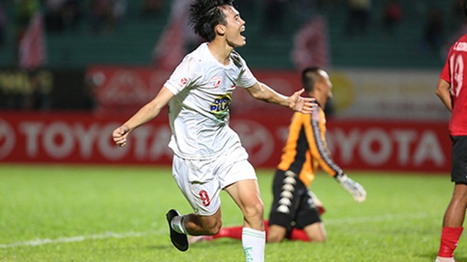 Toả sáng trong giai đoạn cuối V-League, Văn Toàn giúp đội nhà trụ hạng sớm. Anh được bình chọn là Cầu thủ hay nhất mùa của đội. Ảnh: Đức Đồng.