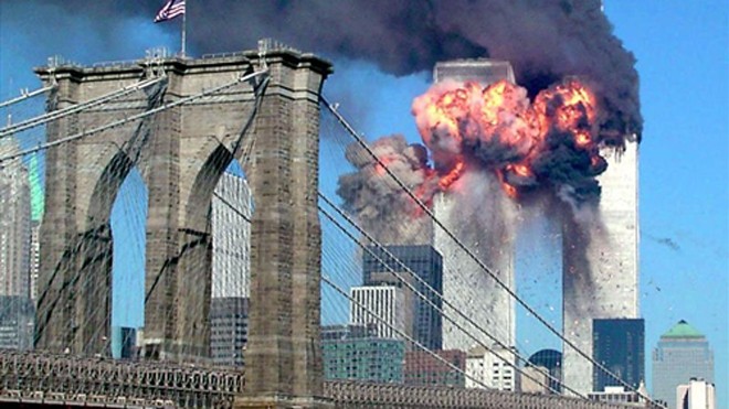 Tháp thứ hai tại Trung tâm Thương mại Thế giới bốc lửa trong vụ tấn công khủng bố ngày 11/9/2001 ở New York, Mỹ. Ảnh: Reuters.