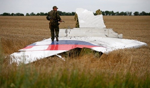 Một mảnh vỡ của phi cơ trong thảm họa MH17. Ảnh: Reuters.