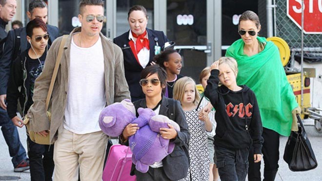 Angelina Jolie tạm thời có quyền nuôi 6 con. Ảnh: Splash.