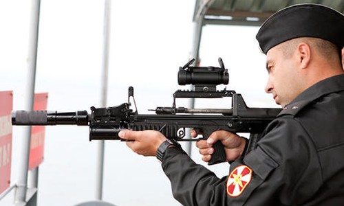 Đặc nhiệm Nga bắn thử khẩu súng trường lưỡng dụng ADS mới. Ảnh: RIA
