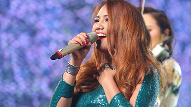Cô gái Philippines trình diễn trong gala công bố kết quả và trao giải Vietnam Idol 2016.