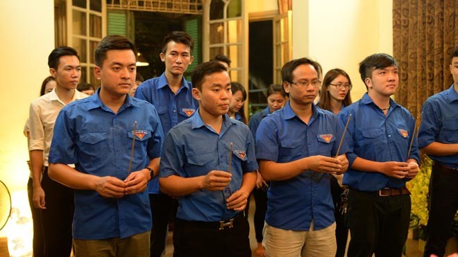Ban Chủ nhiệm và các đoàn viên, thanh niên CLB Liên Kết trẻ Trung ương Đoàn dâng hương tướng nhớ Đại tướng.