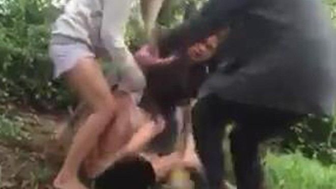 Ba người nữ đánh, lột áo cô gái. Ảnh: Cắt từ clip