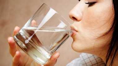 Uống nước ngay sau khi thức dậy có vai trò quan trọng trong việc phòng ngừa sỏi thận và nhiễm trùng bàng quang. 