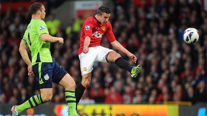 Van Persie (áo đỏ) khi ghi bàn vào lưới Aston Villa. Ảnh: Reuters