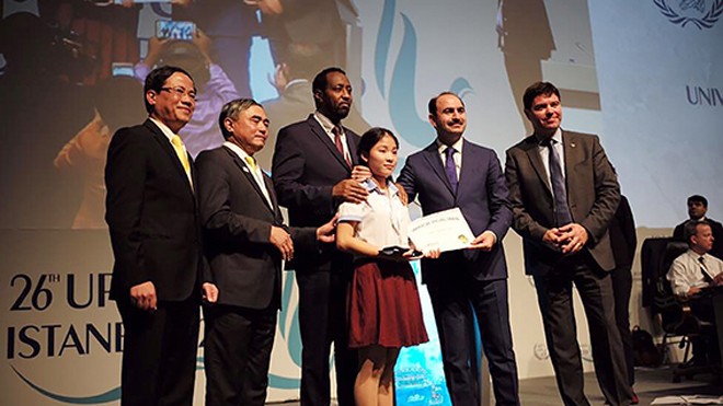 Tổng giám đốc UPU trao giải nhất cho Thu Trang.