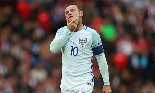 Rooney đối diện nguy cơ mất suất đá chính ở tuyển Anh sau khi phải ngồi dự bị ở Man Utd. Ảnh: Reuters.
