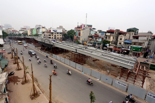 Cầu vượt Ô Đông Mác - Nguyễn Khoái đã lắp xong phần dầm chính, dự kiến sẽ khánh thành trước Tết Dương lịch 2017. Ảnh: Bá Đô