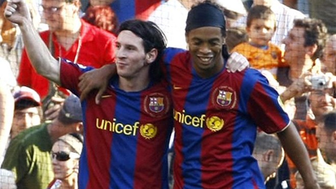 Ronaldinho từng là người dìu dắt khi Messi còn trẻ. Ảnh: Reuters