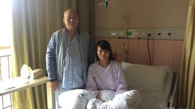 Hai anh em Dương Tuấn và Dương Lệ trong bệnh viện. Ảnh: Xinhua