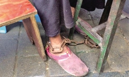 Bà cụ 80 tuổi ra hàng mì với xích vẫn đeo ở chân. Ảnh: Ifeng.