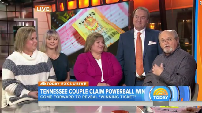 Gia đình John và Lisa Robinson ở bang Tennessee lên truyền hình xác nhận trúng số. Ảnh: CNN.
