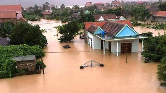 Hàng nghìn ngôi nhà ở các huyện Tuyên Hóa, Minh Hóa, Lệ Thủy...của tỉnh Quảng Bình ngập trong biển nước. Ảnh: VTC News