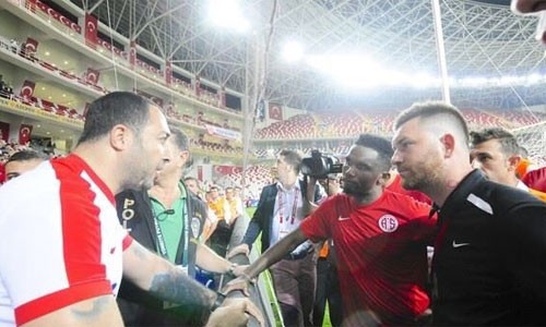 Eto'o (áo đỏ) trò chuyện với CĐV sau trận đấu. Ảnh: Spor Arti.