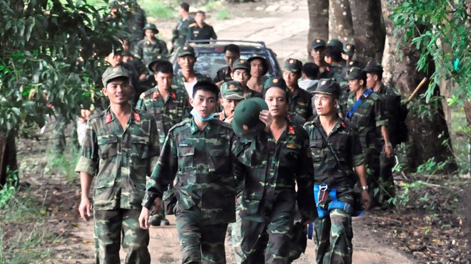 Lực lượng quân đội được điều động để đưa thi thể các phi công xuống chùa Kim Liên. Ảnh Việt Văn