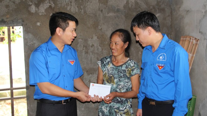 Đồng chí Nguyễn Ngọc Lương trao tặng 20 suất quà trị giá 20 triệu đồng cho đại diện các gia đình khó khăn bị thiệt hại do mưa lũ trên địa bàn xã Hưng Trung.