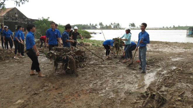Màu áo xanh tình nguyện có mặt mọi nơi giúp dân vùng lũ ổn định cuộc sống