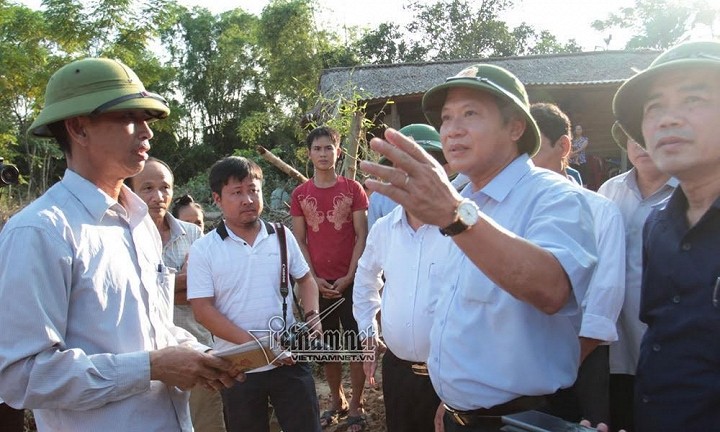 Bộ trưởng hỏi thăm người dân vùng lũ Hà Linh, Hương Khê.