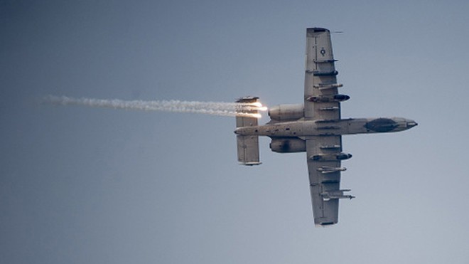 Một máy bay A-10 đang thả mồi bẫy đánh lừa tên lửa phòng không. Ảnh: The Aviationist.