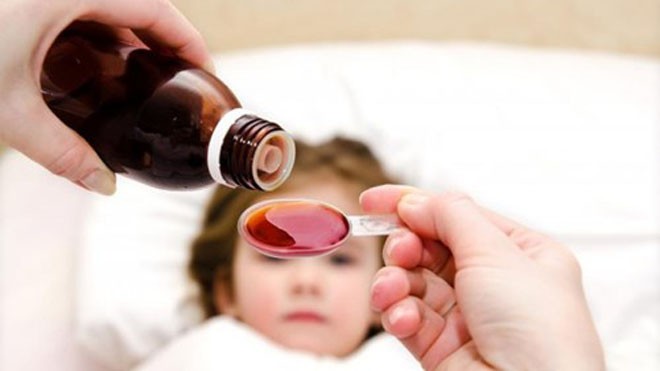  Thuốc hạ sốt là loại thuốc không thể thiếu trong mỗi gia đình có trẻ nhỏ. Ảnh: suckhoedoisong.vn.