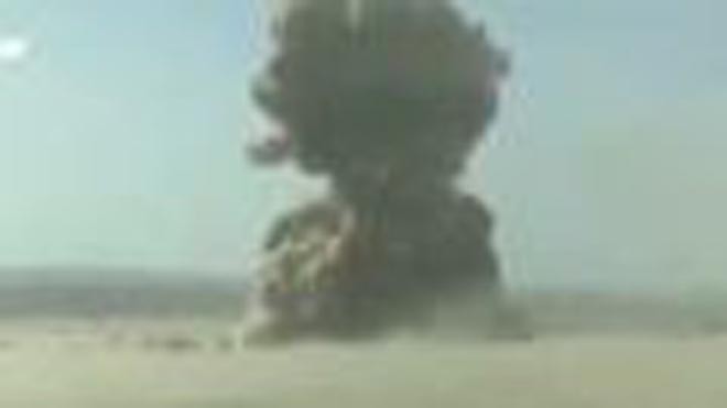 Xe bom tự sát của IS trúng tên lửa nổ tung