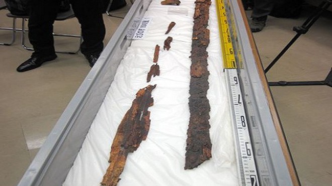 Hai thanh kiếm báu được tìm thấy trong hầm mộ dưới lòng đất ở Kyushu, Nhật Bản. Ảnh: Shunsuke Nakamura.