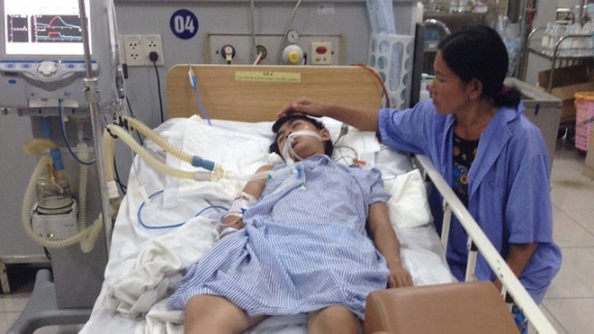 Nạn nhân Lê Thị Trang hiện đang điều trị tại Khoa Chống độc, Bệnh viện Việt Đức trong tình trạng rất nguy kịch (ảnh: Danh Cường).
