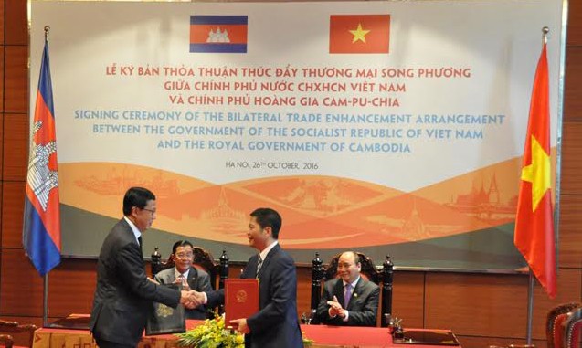 Bộ trưởng Công Thương Trần Tuấn Anh và Bộ trưởng Thương mại Campuchia PAN Sorasak đã ký Bản Thỏa thuận thúc đẩy thương mại song phương giữa hai chính phủ. Ảnh: Báo Công thương