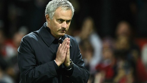 Mourinho chắp tay xin lỗi sau chiến thắng Man City