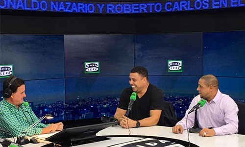 Ronaldo (giữa) và Carlos trong buổi giao lưu trên đài Onda Cero, chia sẻ về sự nghiệp của hai anh ở Real Madrid.
