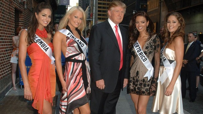 Cựu hoa hậu Phần Lan Ninni Laaksonen (thứ hai từ trái sang) đứng cạnh tỷ phú Donald Trump trước khi tham dự chương trình "The Late Show" năm 2006 (Ảnh: Yahoo)