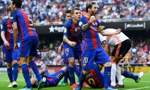 Messi lăng mạ CĐV Valencia sau khi Neymar bị ném chai nước trúng người. Ảnh: David Ramos.