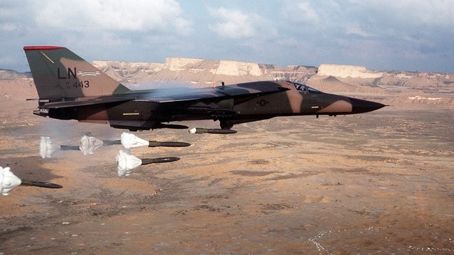 Các máy bay F-111 đã ném bom xuống đảo không người vì nghĩ rằng đó là tàu ngầm Libya. Ảnh: Không quân Mỹ