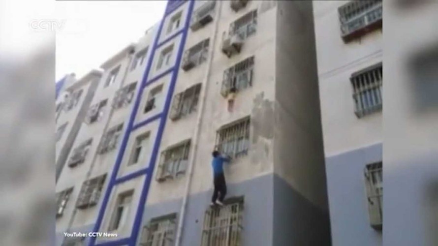 'Người nhện Trung Quốc' cứu bé 2 tuổi lơ lửng trên cửa sổ