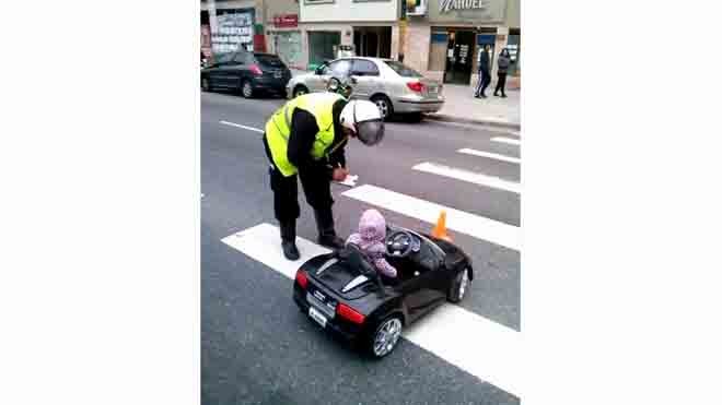 Cảnh sát chặn cả đoạn đường để phạt một em bé
