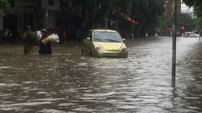 Cảnh báo nguy hiểm đường bộ tại miền Trung do ngập lụt