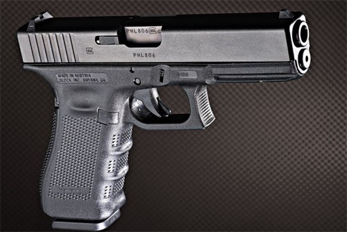 Một khẩu Glock 17 đầy đạn đã được tìm thấy trong ba lô của đứa bé. Ảnh minh họa: Wikipedia.