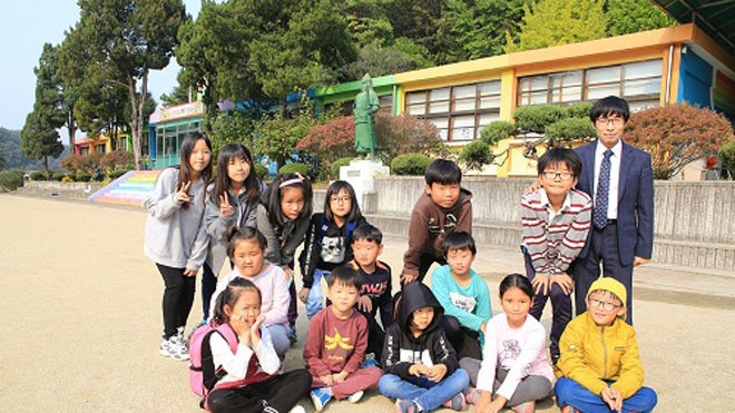 Thầy hiệu trưởng Seo Kyung Beom với 14 học sinh ở trường tiểu học Meewon. Ảnh: Kim Jin Ha