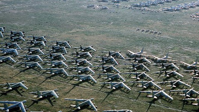 Hàng trăm chiếc máy bay nằm im lìm tại "nghĩa địa máy bay" thuộc căn cứ không quân Davis-Monthan.