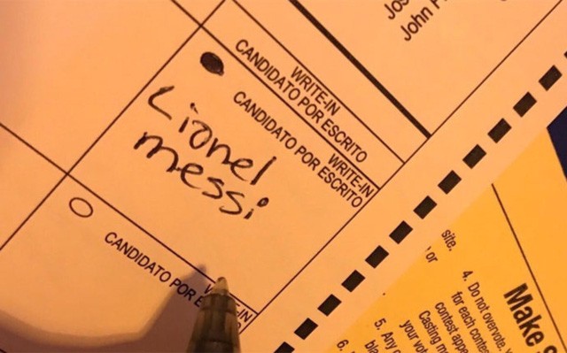 CĐV điền tên Messi vào lá phiếu bầu cử Tổng thống Mỹ